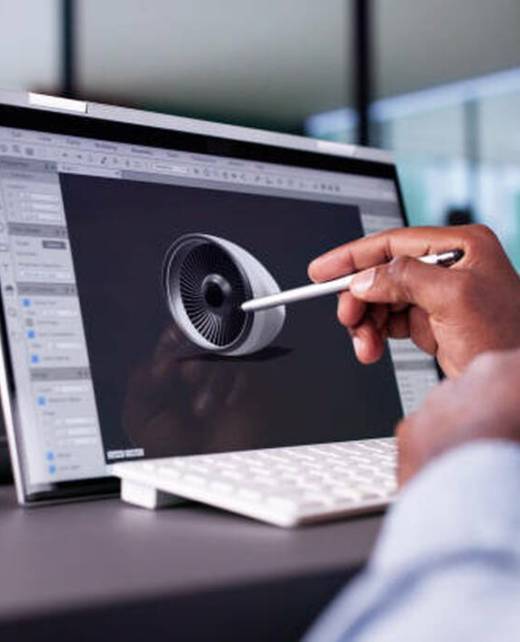 Ingénieur utilisant un logiciel de CAO 3D sur PC