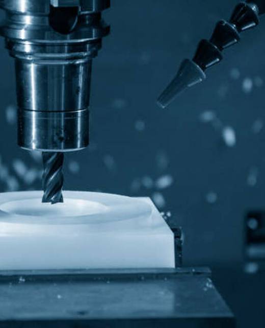 La fraiseuse CNC usinant une pièce en matériau Nylon 6 à l’aide d’une fraise à bout plat. Procédé d’usinage de pièces de roue en alliage de nylon sur un centre d’usinage avec une fraise à bout carré.