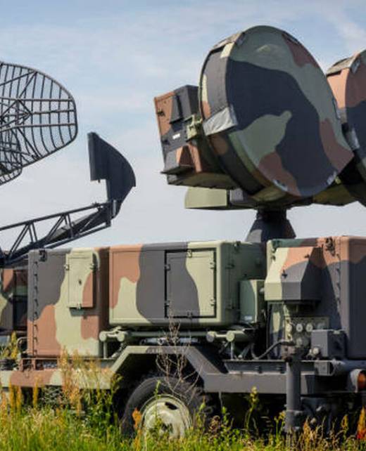 Radar militaire sur la base aérienne