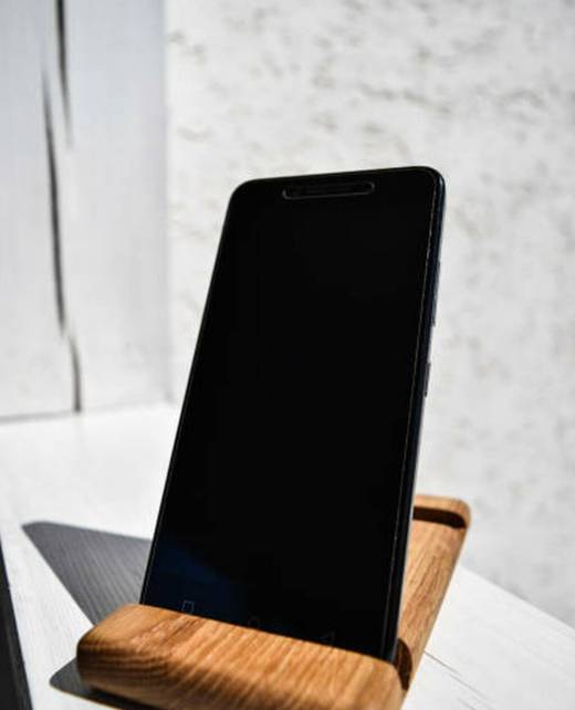 Supports de téléphone mobile noirs sur un support en bois