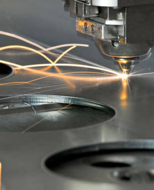 Outil de fabrication de découpe laser de métaux en fonctionnement.